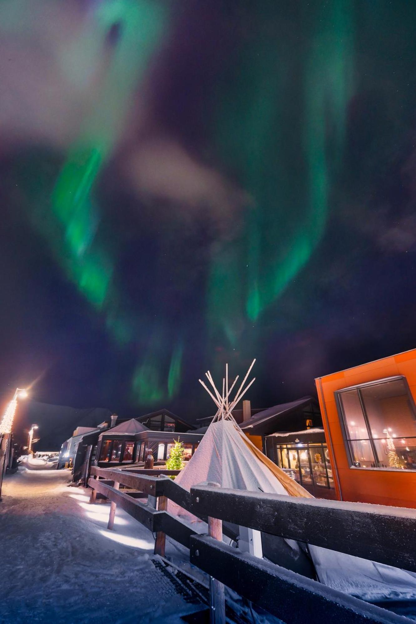 Svalbard Hotell | Polfareren Лонгйир Экстерьер фото
