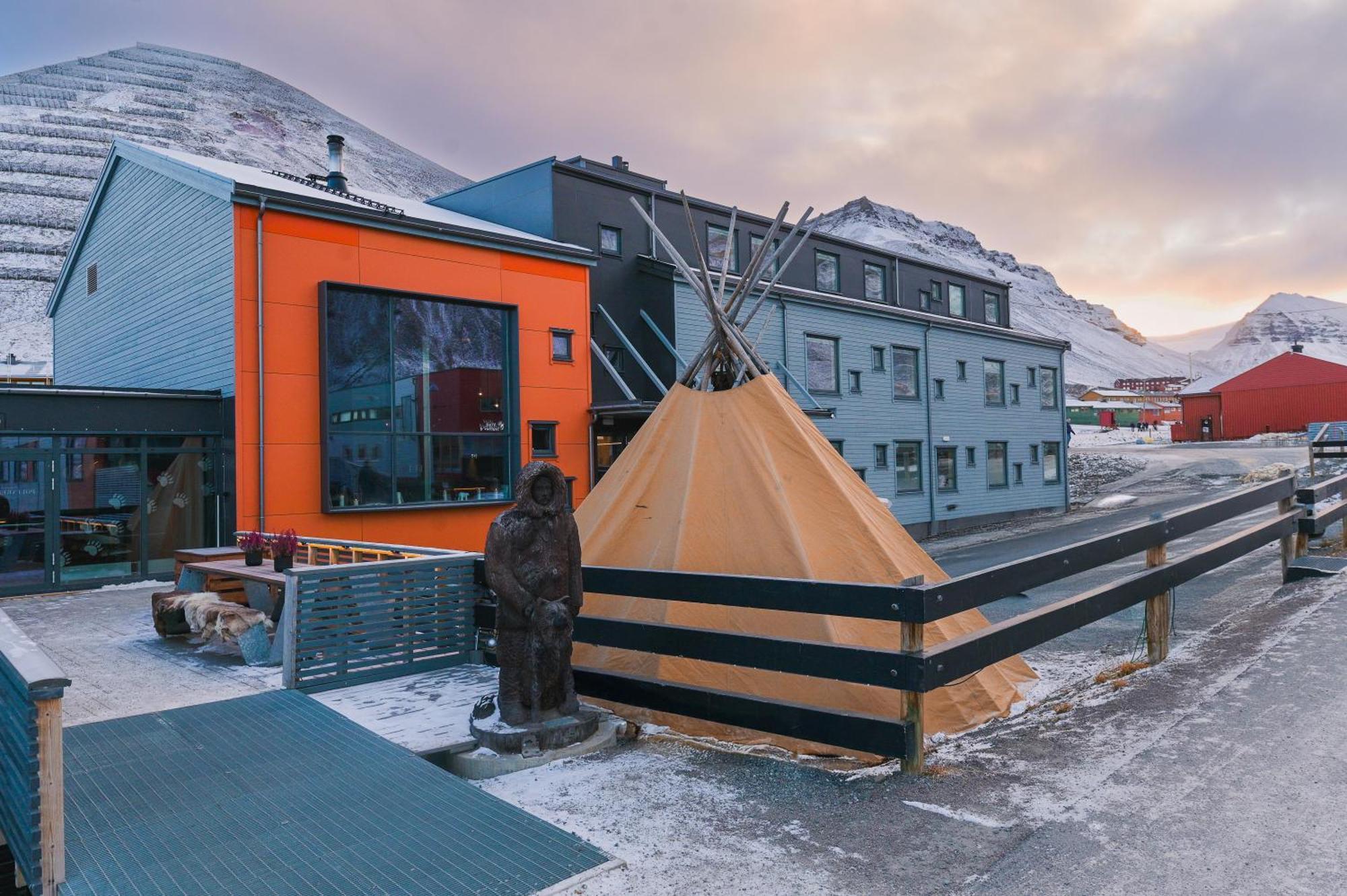Svalbard Hotell | Polfareren Лонгйир Экстерьер фото