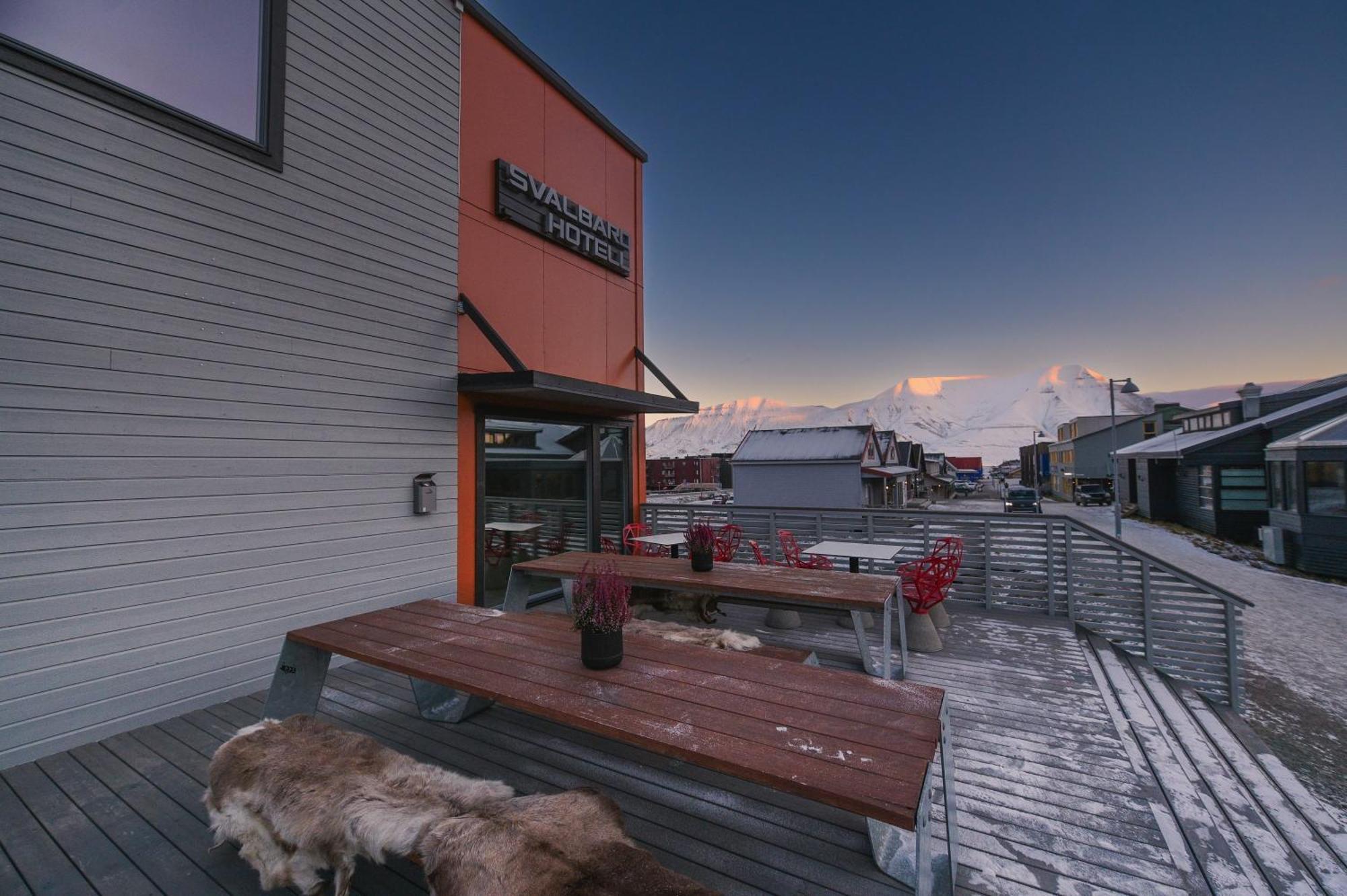 Svalbard Hotell | Polfareren Лонгйир Экстерьер фото