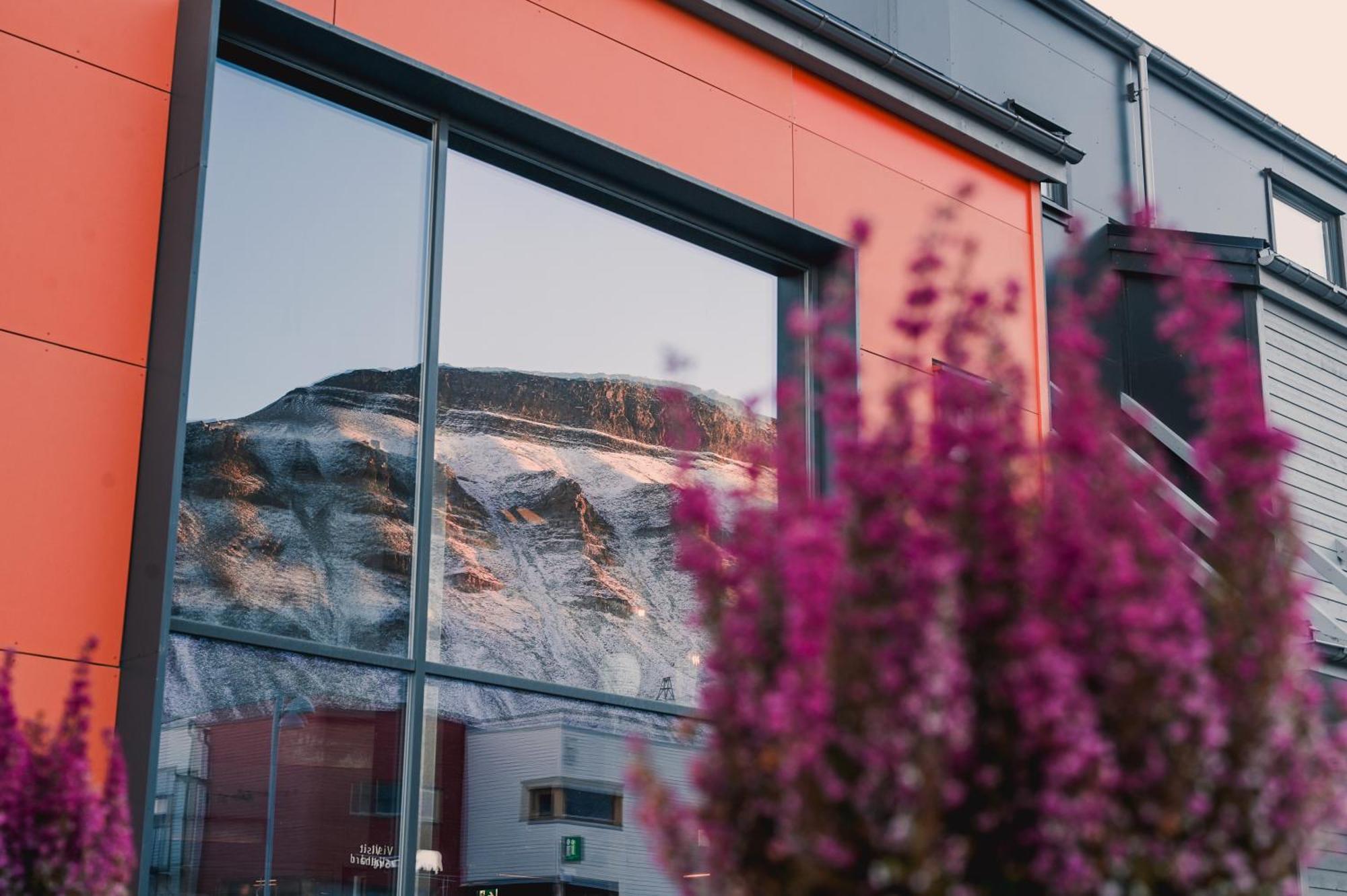 Svalbard Hotell | Polfareren Лонгйир Экстерьер фото