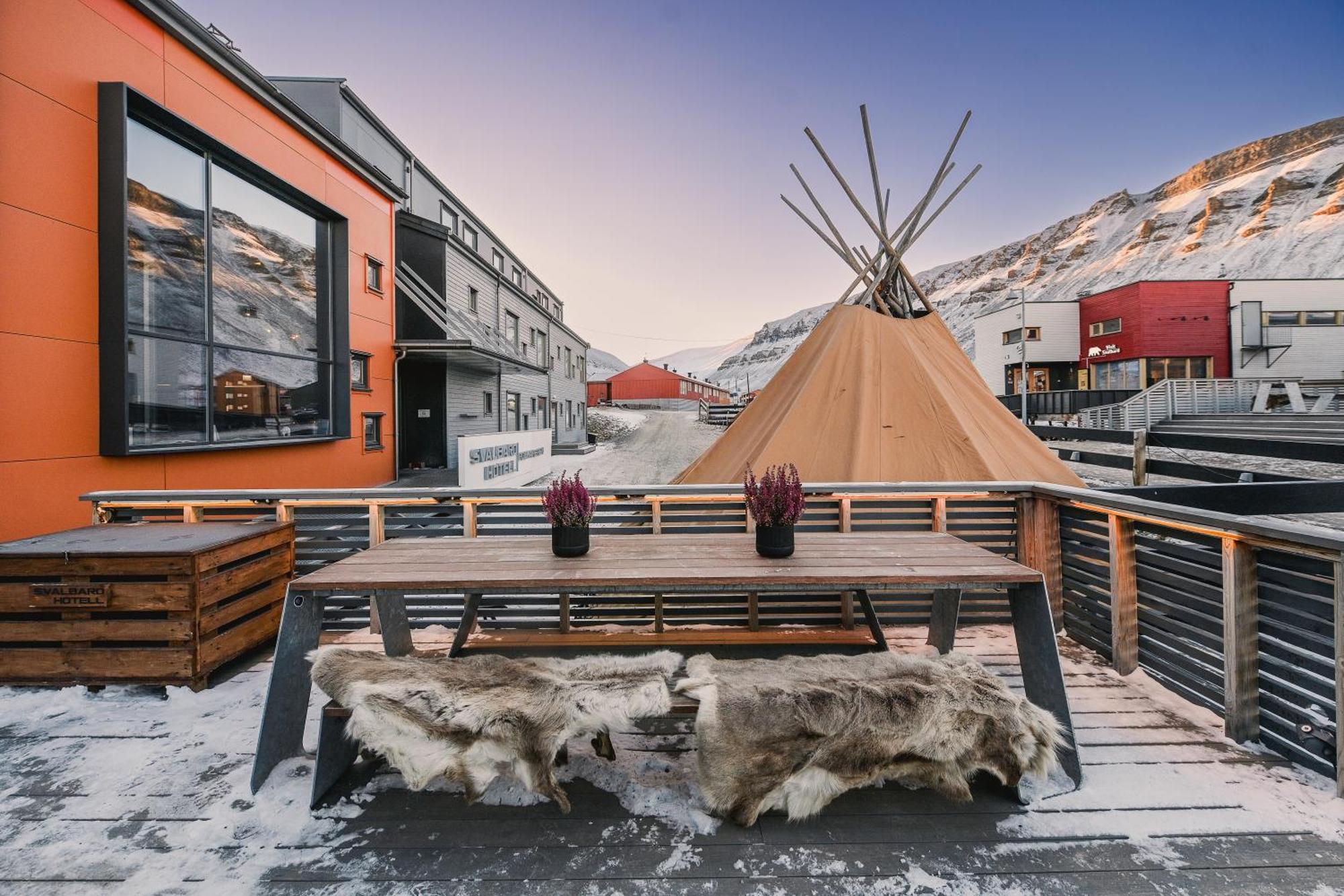 Svalbard Hotell | Polfareren Лонгйир Экстерьер фото