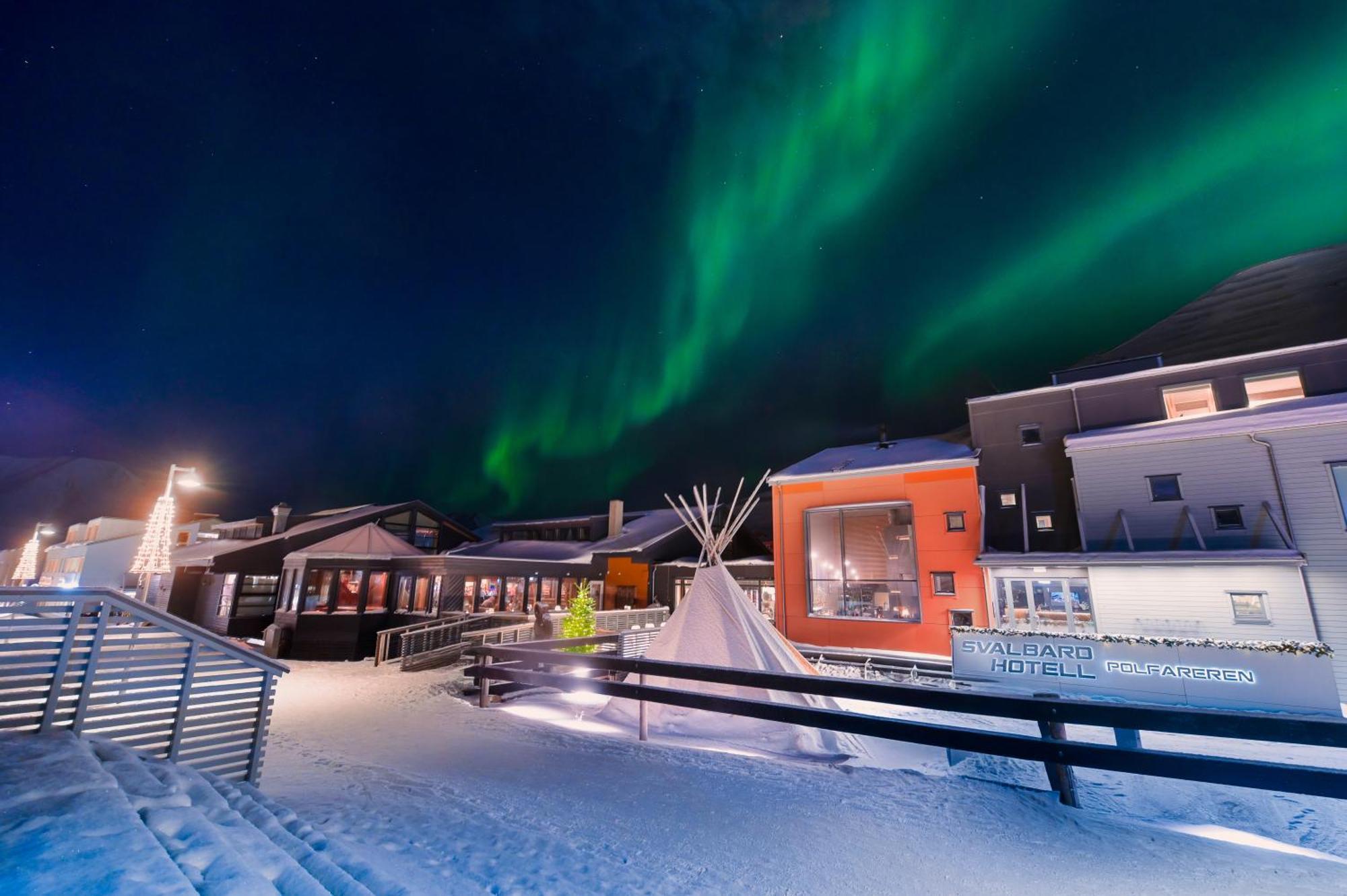 Svalbard Hotell | Polfareren Лонгйир Экстерьер фото