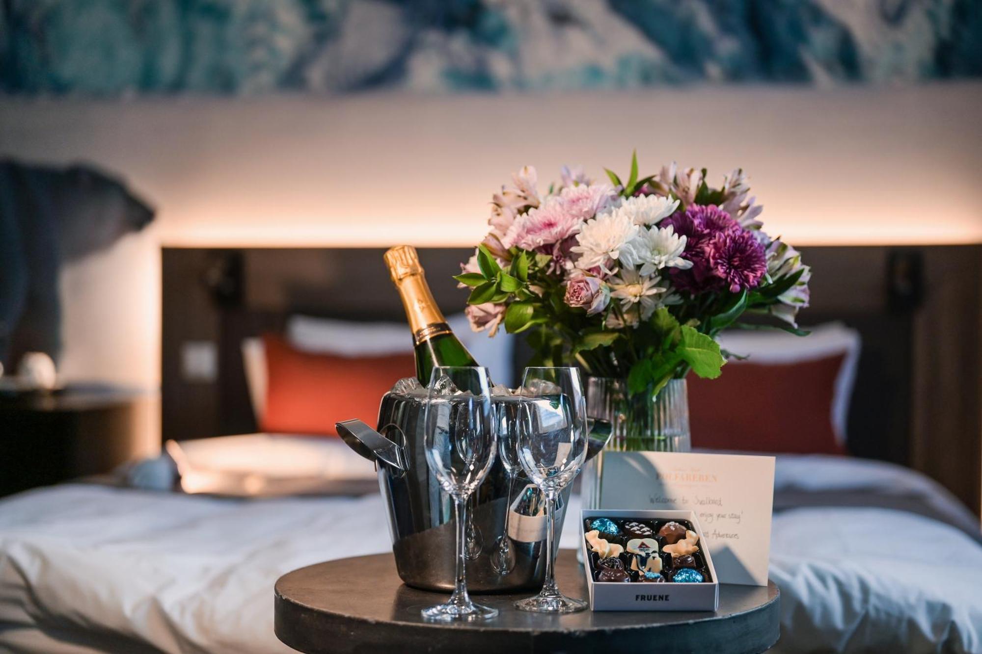 Svalbard Hotell | Polfareren Лонгйир Экстерьер фото