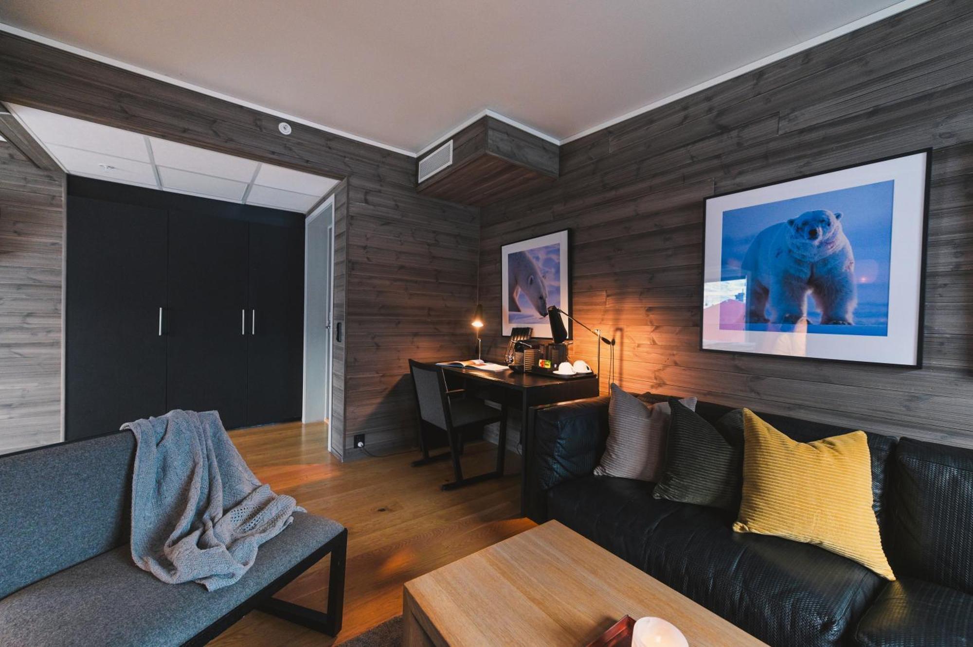 Svalbard Hotell | Polfareren Лонгйир Экстерьер фото