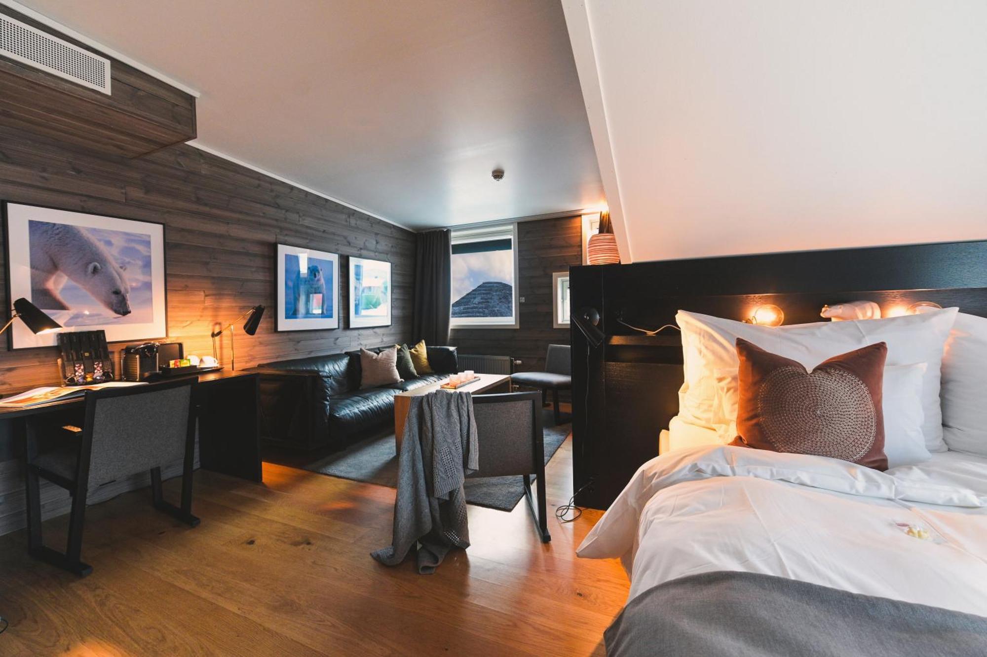 Svalbard Hotell | Polfareren Лонгйир Экстерьер фото