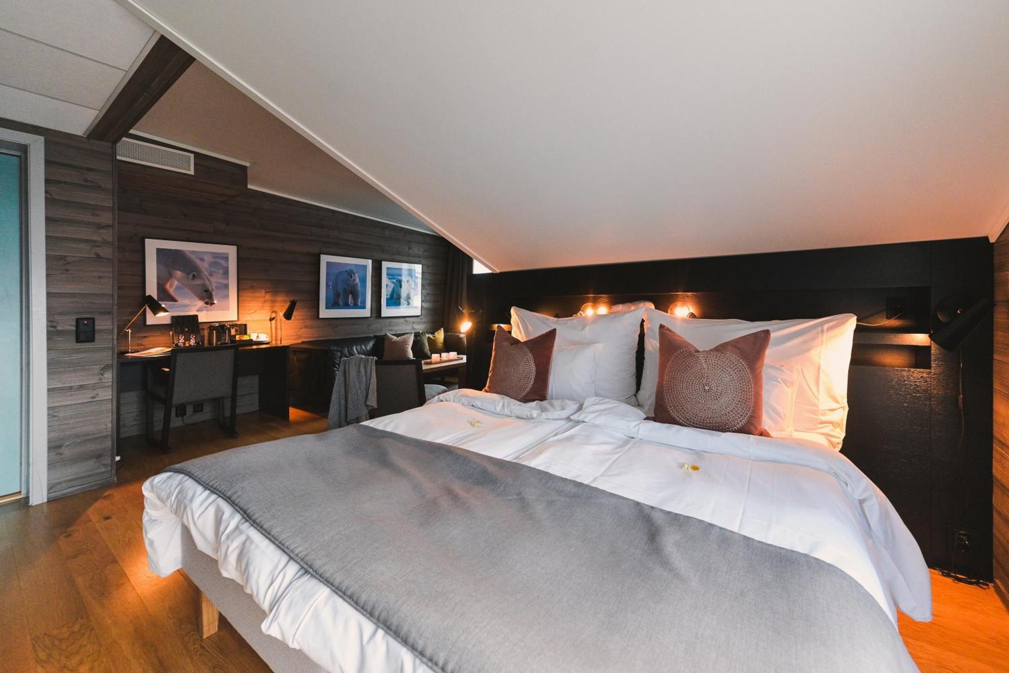 Svalbard Hotell | Polfareren Лонгйир Экстерьер фото