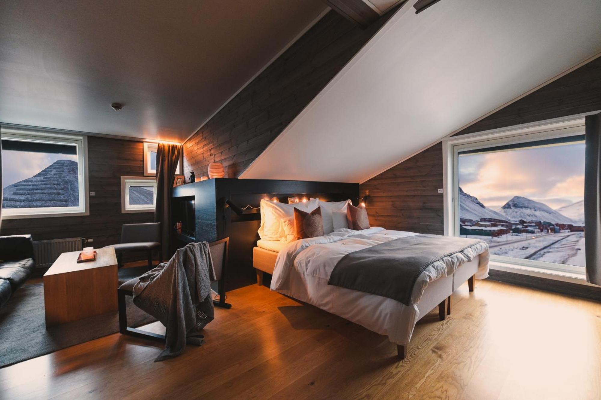 Svalbard Hotell | Polfareren Лонгйир Экстерьер фото