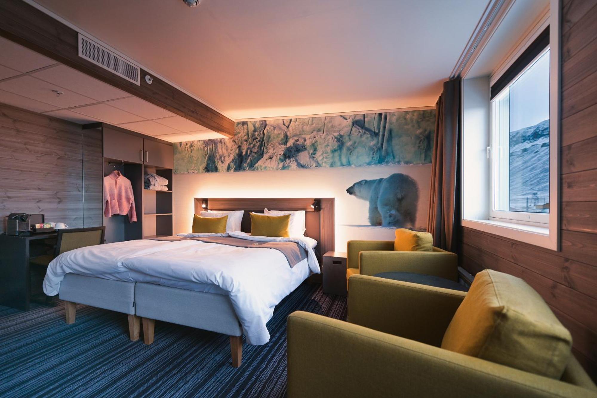 Svalbard Hotell | Polfareren Лонгйир Экстерьер фото