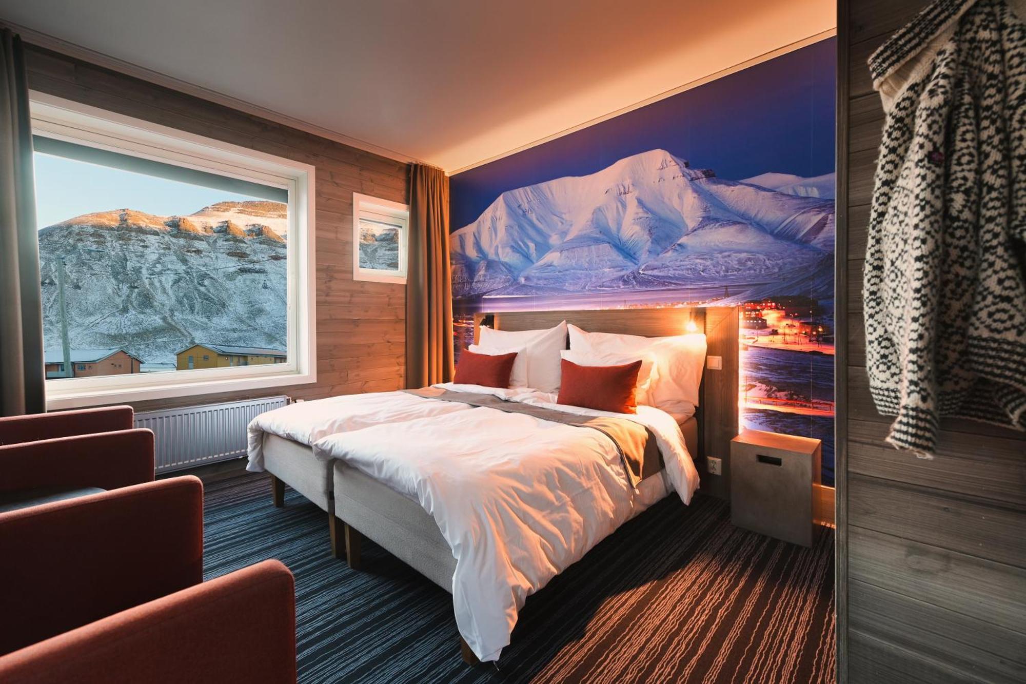 Svalbard Hotell | Polfareren Лонгйир Экстерьер фото