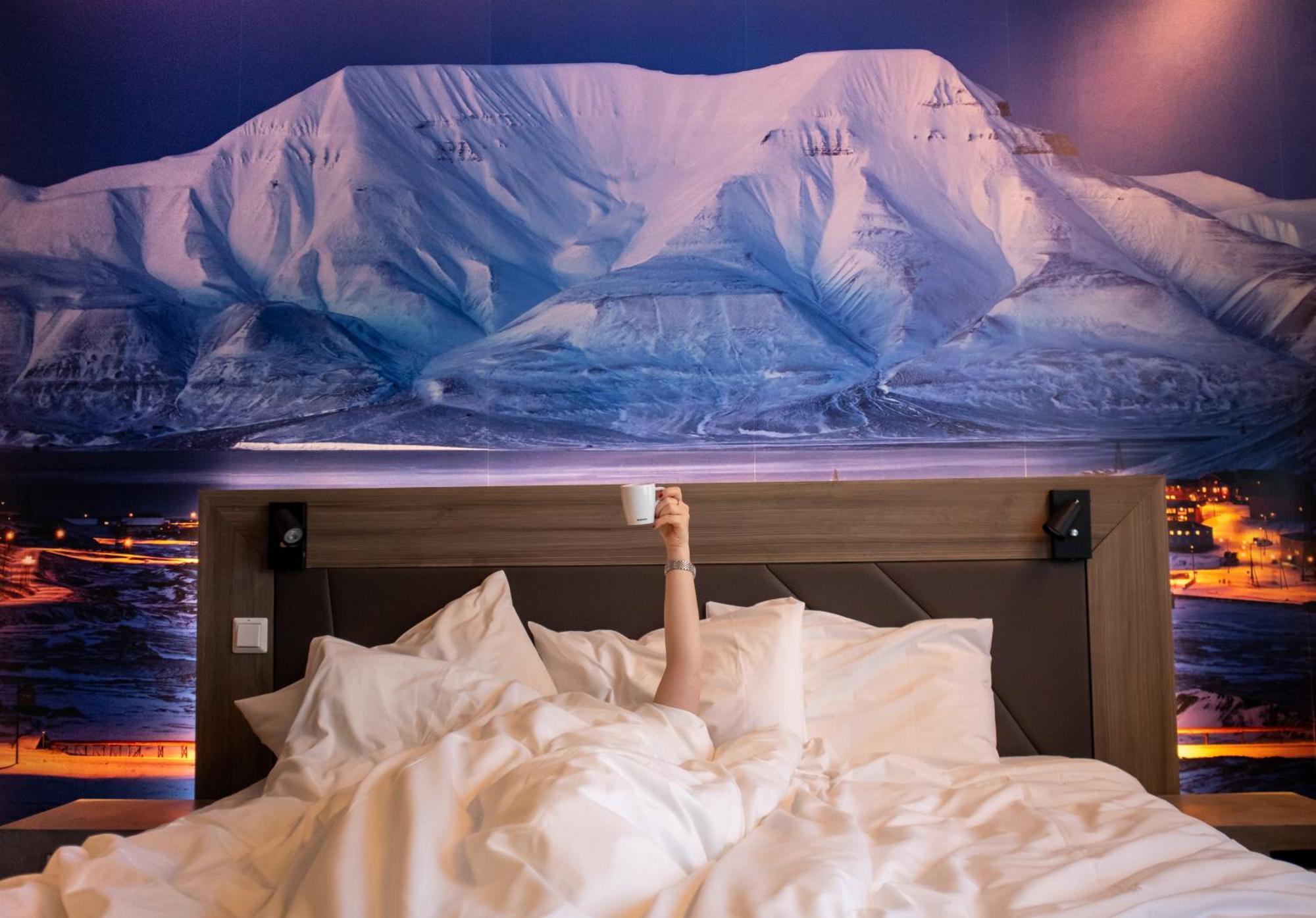 Svalbard Hotell | Polfareren Лонгйир Экстерьер фото
