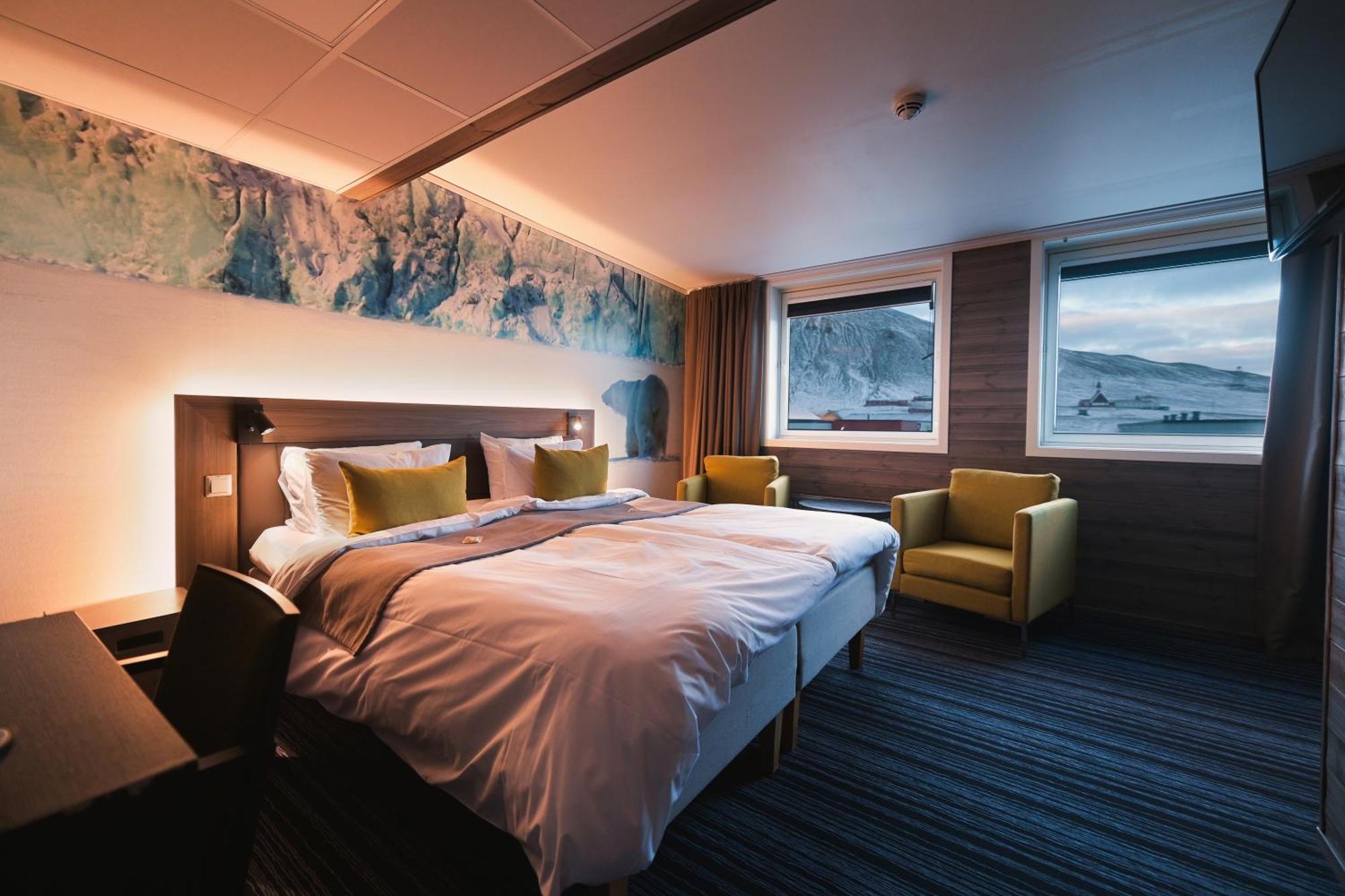 Svalbard Hotell | Polfareren Лонгйир Экстерьер фото