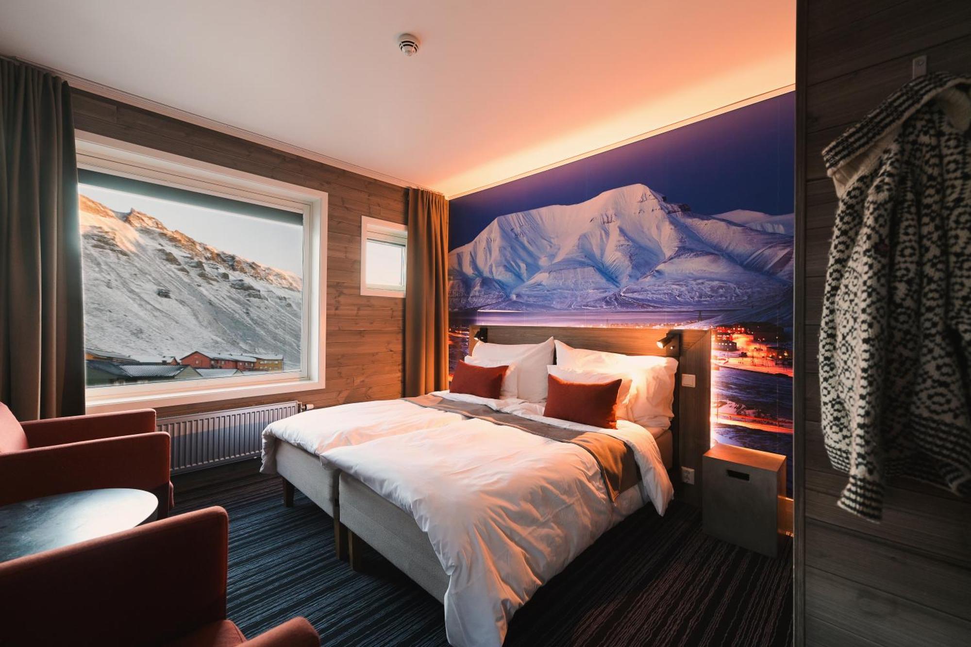 Svalbard Hotell | Polfareren Лонгйир Экстерьер фото