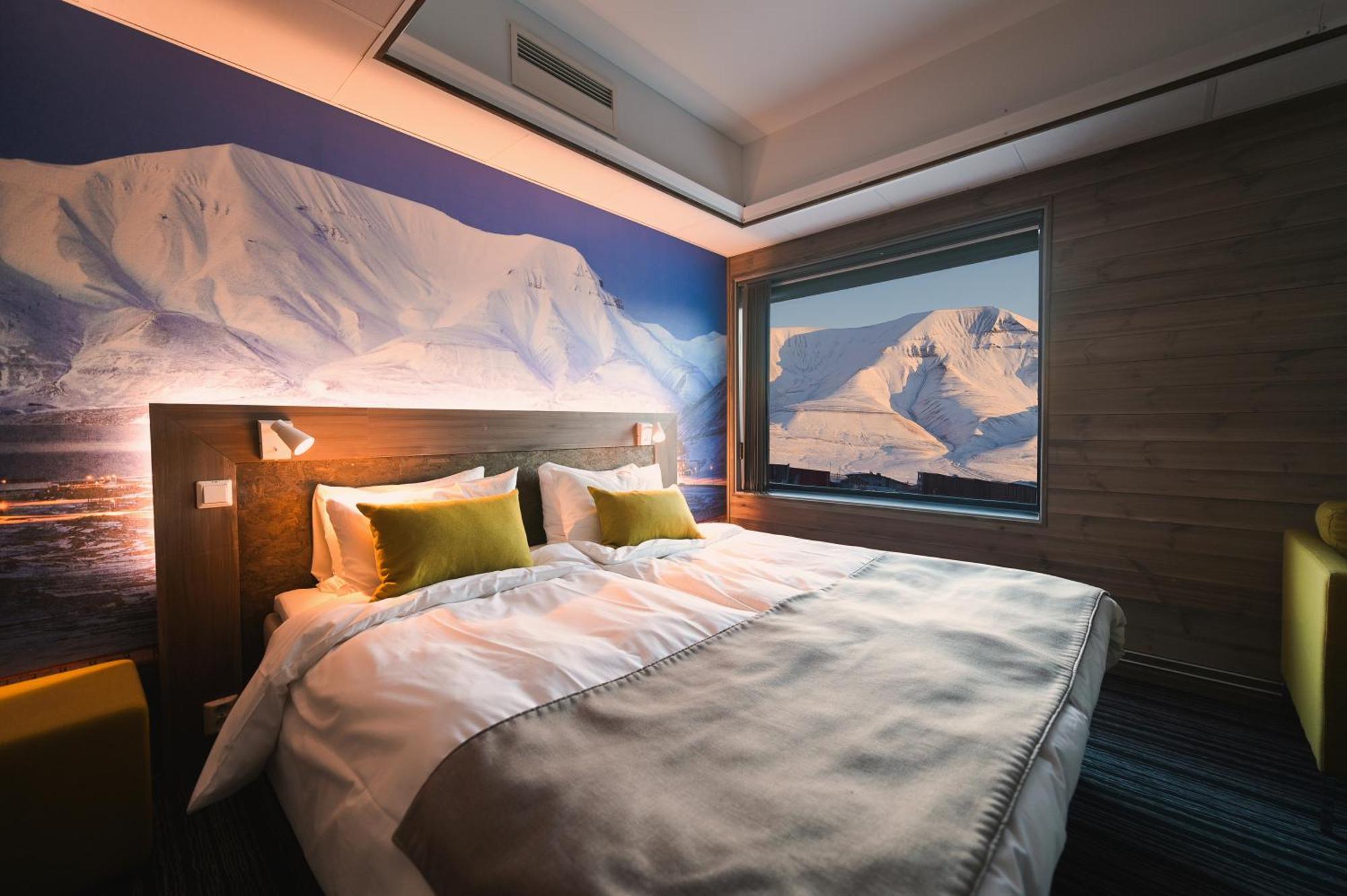 Svalbard Hotell | Polfareren Лонгйир Экстерьер фото