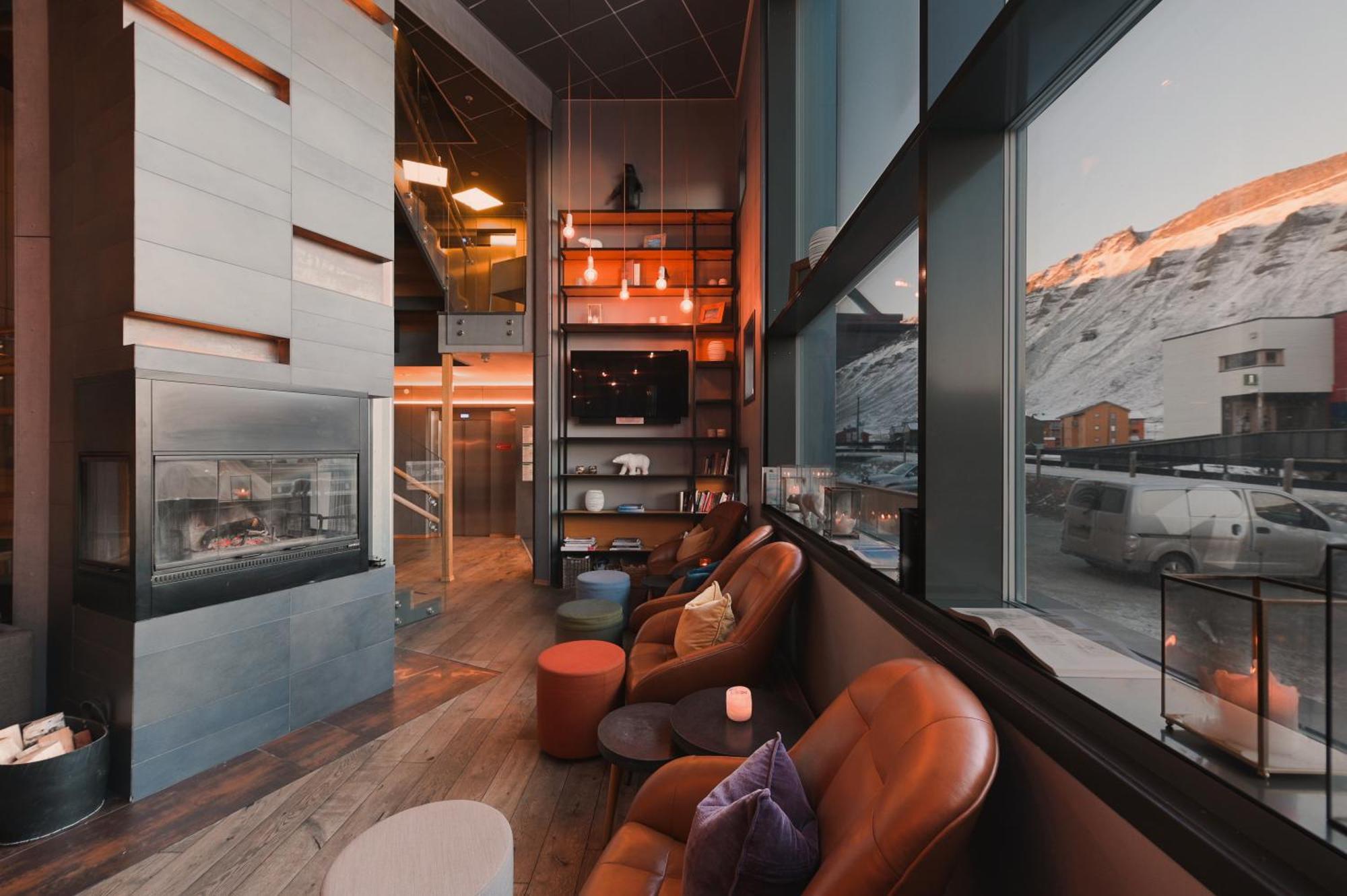 Svalbard Hotell | Polfareren Лонгйир Экстерьер фото