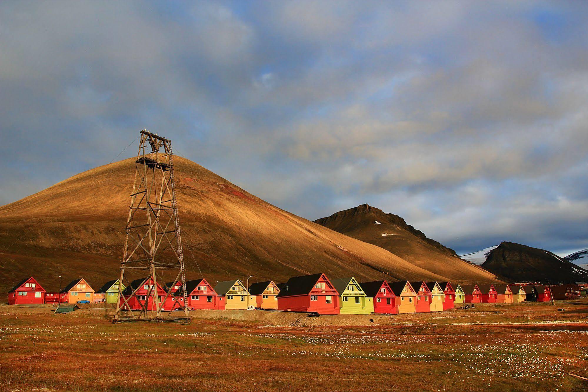 Svalbard Hotell | Polfareren Лонгйир Экстерьер фото