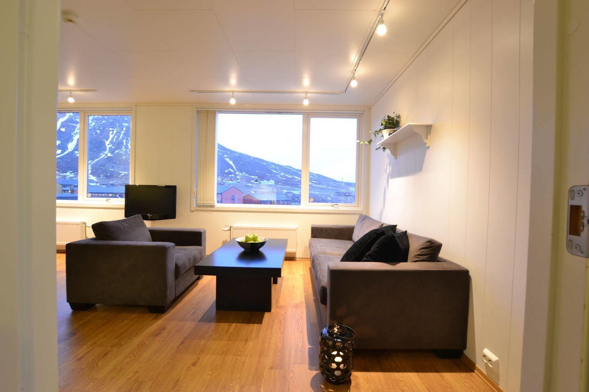 Svalbard Hotell | Polfareren Лонгйир Экстерьер фото