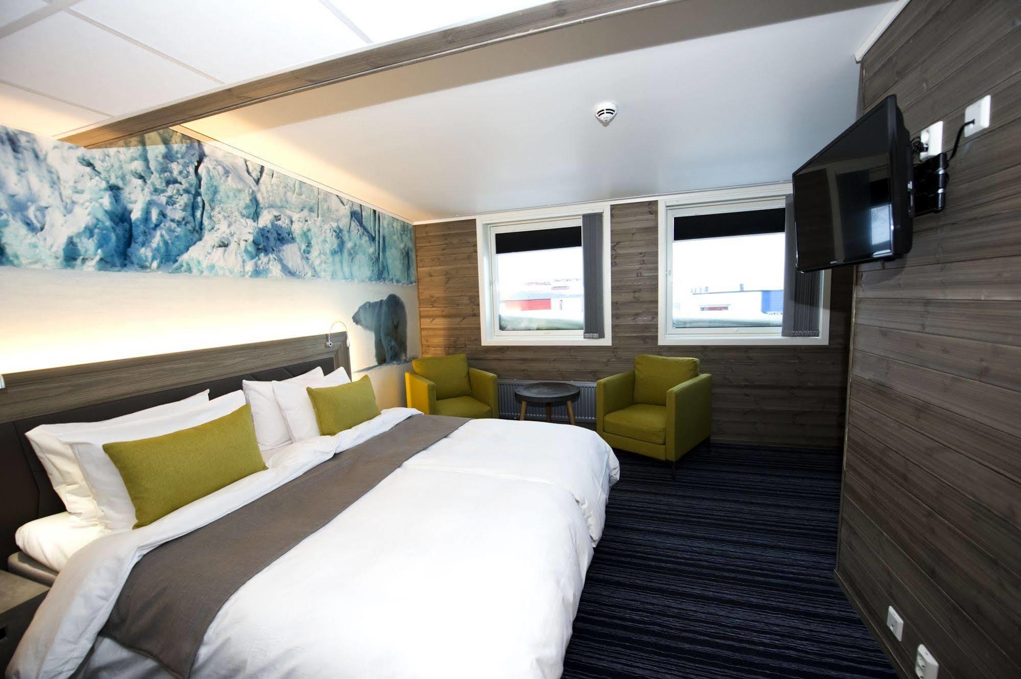Svalbard Hotell | Polfareren Лонгйир Экстерьер фото