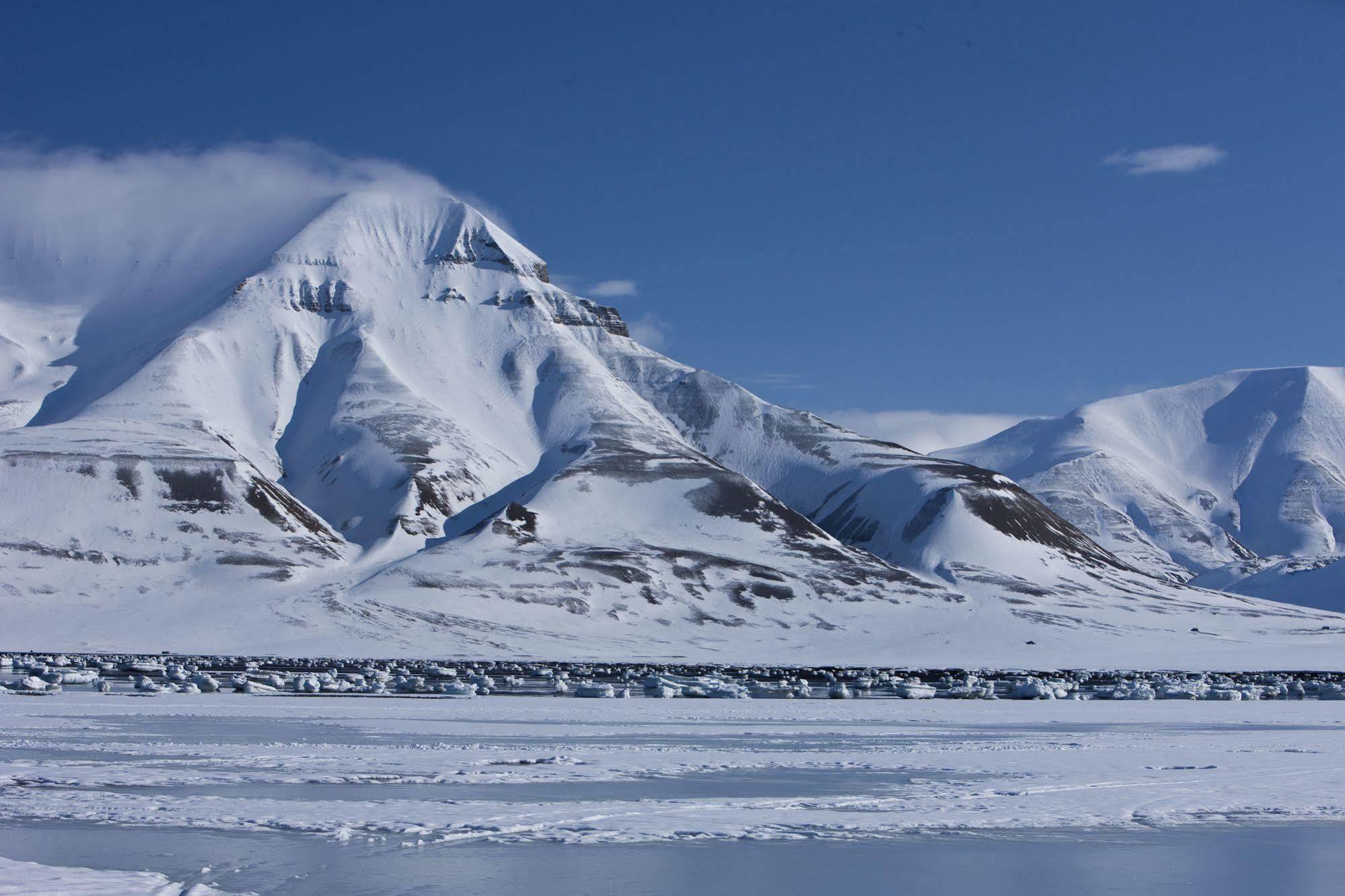 Svalbard Hotell | Polfareren Лонгйир Экстерьер фото